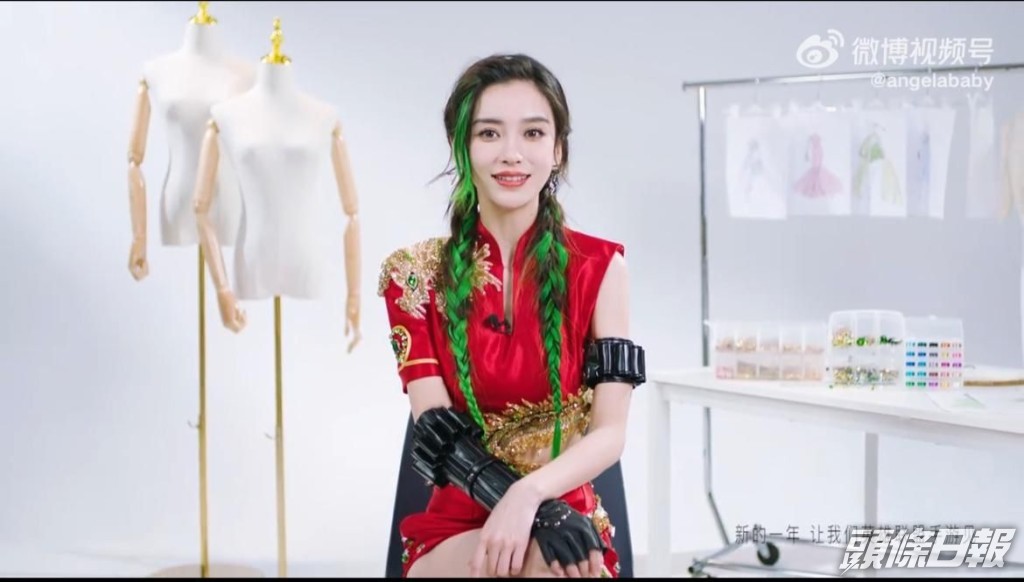 一身紅色戰衣拍廣告。